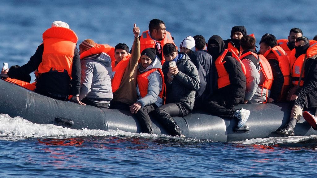 Tähän mennessä vuotta Englannin kanaalin yli on saapunut jo yli 15 000 siirtolaista veneillä.