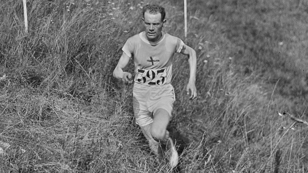 Paavo Nurmi voitti 40 asteen helteessä maastojuoksun henkilökohtaisen olympiakullan.