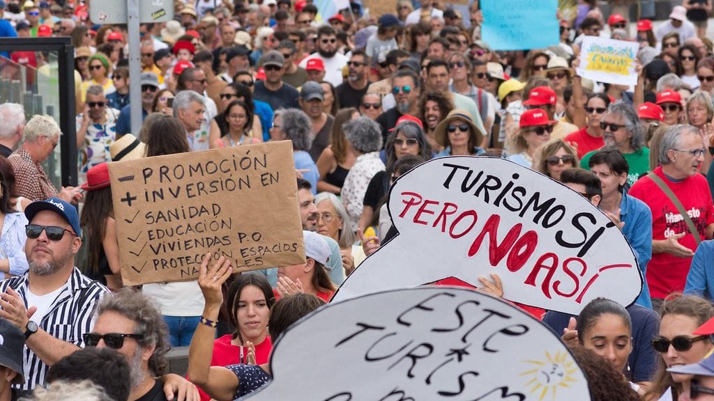 Huhtikuussa 2024 massaturismia vastaan osoitettiin mieltä Lanzarotella.