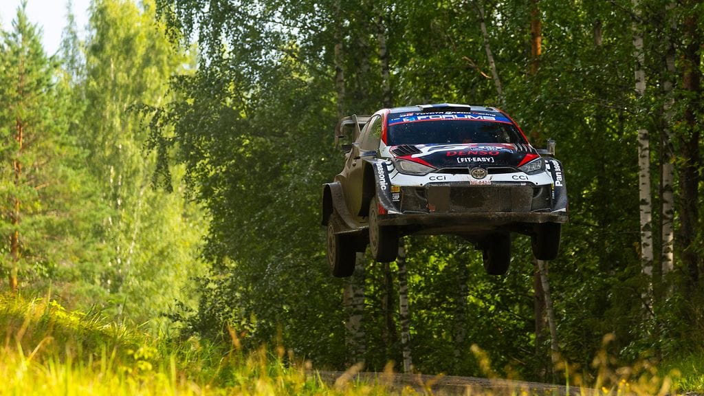 Ensimmäisessä mutkassa pellolle! Elfyn Evansin viikonloppu lässähti lopullisesti