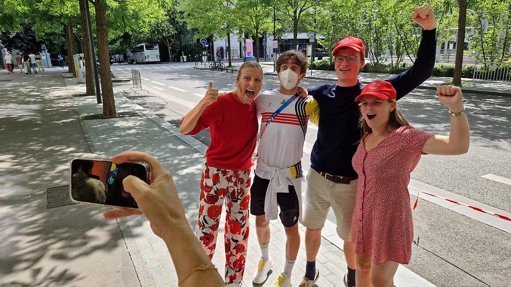 Yhteiskuva 5 000 metrin yllätysmenestyjän kanssa.