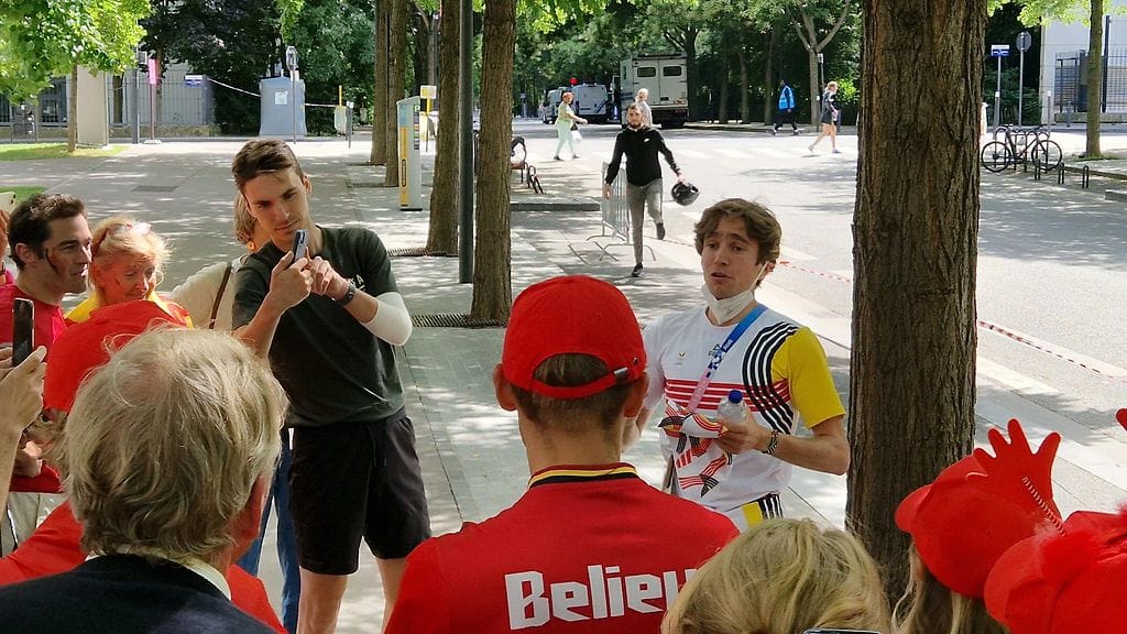 John Heymans kiitti fanejaan tuesta.