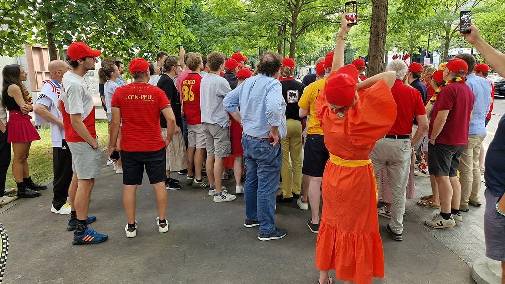 Belgialaisfanit piirittivät John Heymansin.