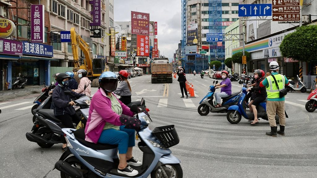 Edellisen kerran voimakas maanjäristys iski Taiwaniin huhtikuussa, jolloin ainakin 17 ihmistä kuoli. Ihmisiä kuvattuna Hualienin kaupungissa toukokuussa, kuukausi voimakkaan järistyksen jälkeen.