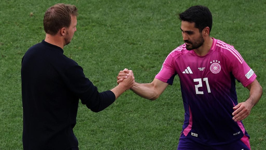 Ilkay Gündogan (oikealla).