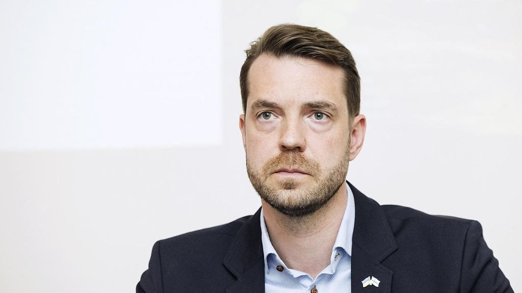 Eduskunnan liikenne- ja viestintävaliokunnan puheenjohtajan Jouni Ovaskan (kesk.) mukaan valiokunnan kuulemat asiantuntijat olivat erittäin kriittisiä asetusluonnosta kohtaan.