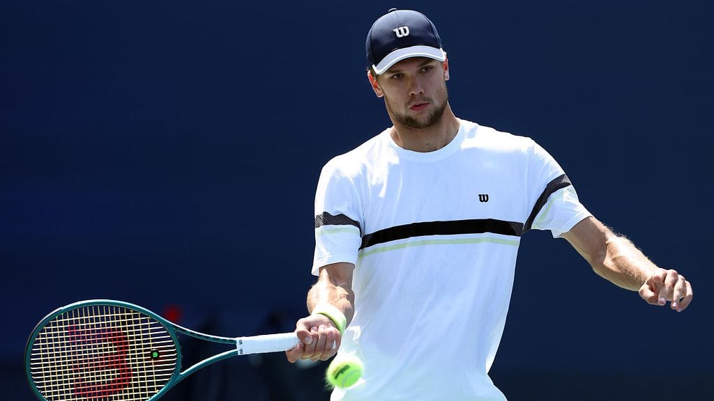 Otto Virtanen kärsi selkävaivoista US Openin toisen kierroksen ottelussa.