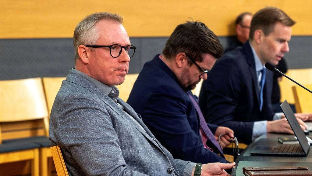 Kiantaman toimitusjohtaja Vernu Vasunta (vas.) ja avustaja, asianajaja Tomi Tanskanen (kesk.) Kiantama Oy:n ihmiskauppasyytteiden valmisteluistunnossa Lapin käräjäoikeudessa Kemin pisteessä 21. toukokuuta.