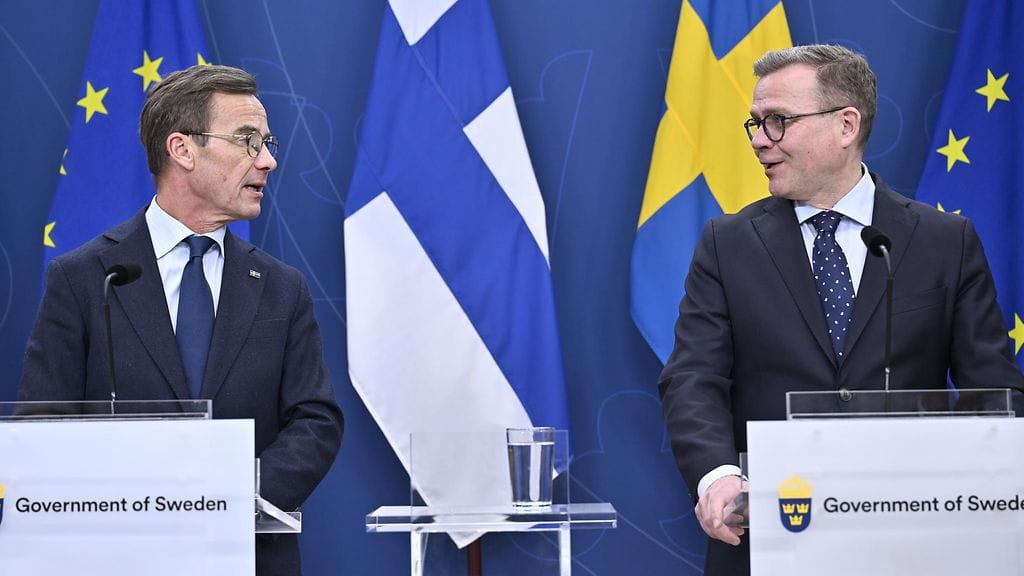 Suomen ja Ruotsin hallitukset pitävät yhteiskokouksen Tukholmassa 16. syyskuuta, tavoitteena tiivistää entisestään maiden välistä yhteistyötä. Kuvassa pääministerit Petteri Orpo (kuvassa oikealla) ja Ulf Kristersson.