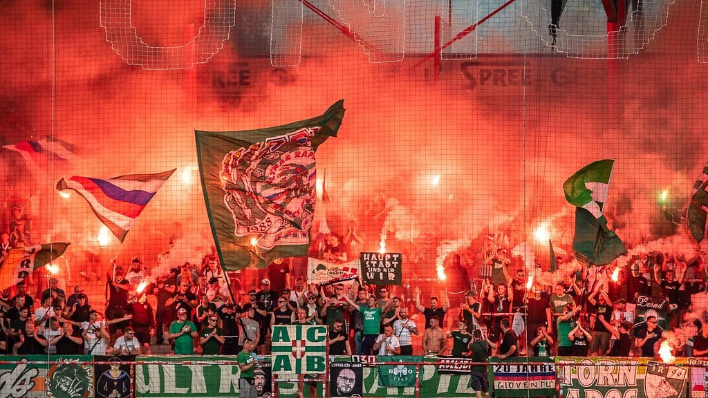 Rapid Wien tuomitsee kannattajiensa käyttäytymisen. Kuvituskuva.