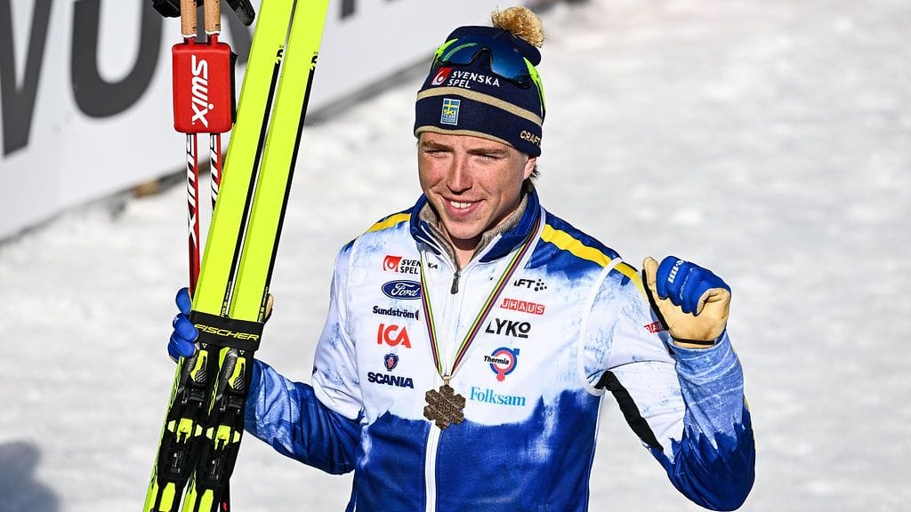 William Poromaa juhli 50 kilometrin kisan MM-pronssia Planicassa keväällä 2023.