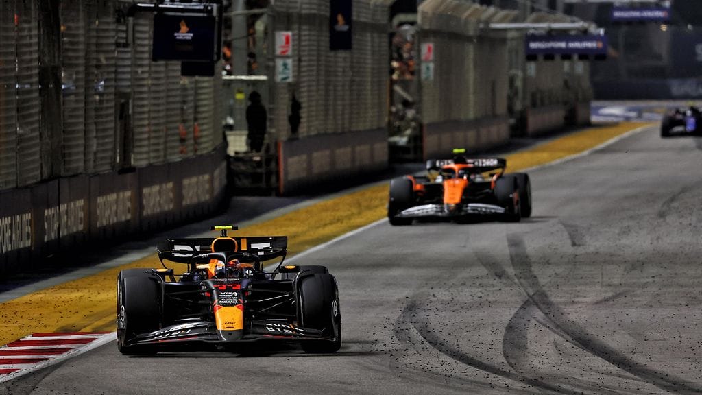 Red Bullin (edessä) ja McLarenin kamppailun mestaruuksista käy kuumana, kun kautta on jäljellä kuusi osakilpailua.