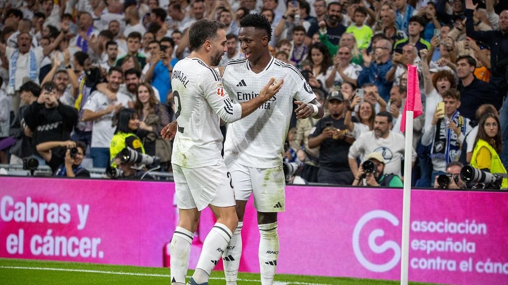 Real Madridin Vinicius Junioria (oik.) pidetään Ballon d'Orin voittajasuosikkina. Vieressä Dani Carvajal.