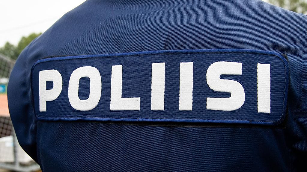 Kuula-ase ja teräaseet on poliisin hallussa.