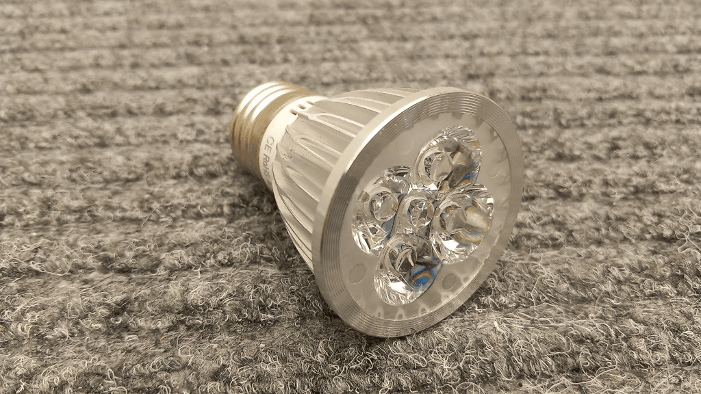 EPISTARin E27 5x3W -lampussa turvallisuuspuute.