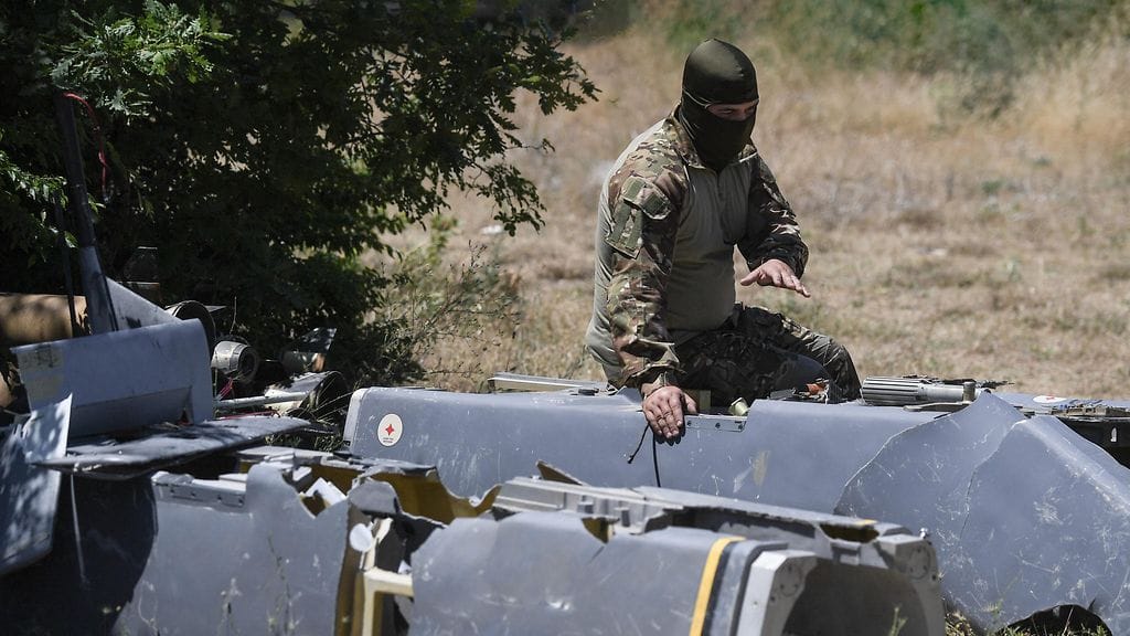 Venäläinen sotilas tutkii Storm Shadow -ohjuksen jäänteitä Ukrainassa. Kuva on Venäjän valtionmedia RIA Novostin kesäkuussa julkaisema.