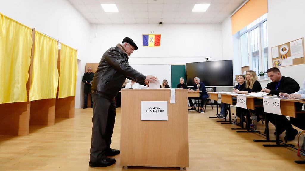 Kuva äänestyspaikalta Mogosoaian kaupungista Romaniassa sunnuntaina.