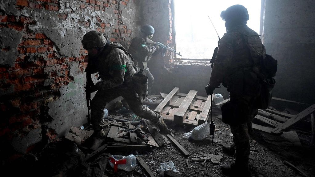 Kolme Ukrainan sotilasta marraskuussa Harkovan alueella. Kuvan sotilaat eivät liity uutiseen.