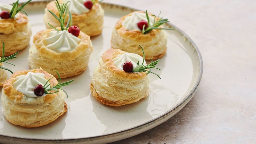 Pienet fetapiirakat sopivat vaikka vuodenvaihteen juhlapöytään.