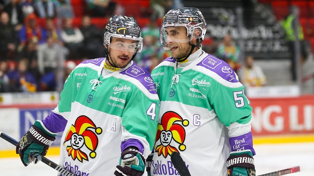 Jokerien varakapteeni Saku Forsblom (vas.) saapuu kasvattajaseuransa avuksi.