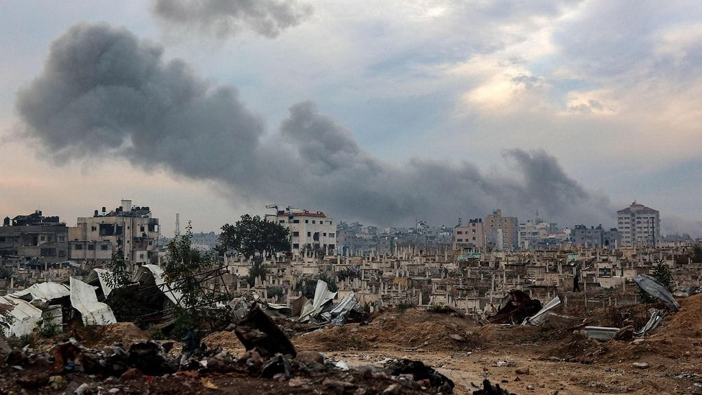 Savupilviä leviää Israelin pommitusten aikana Sarayan alueella al-Rimalissa Gazan keskustassa 4. tammikuuta.