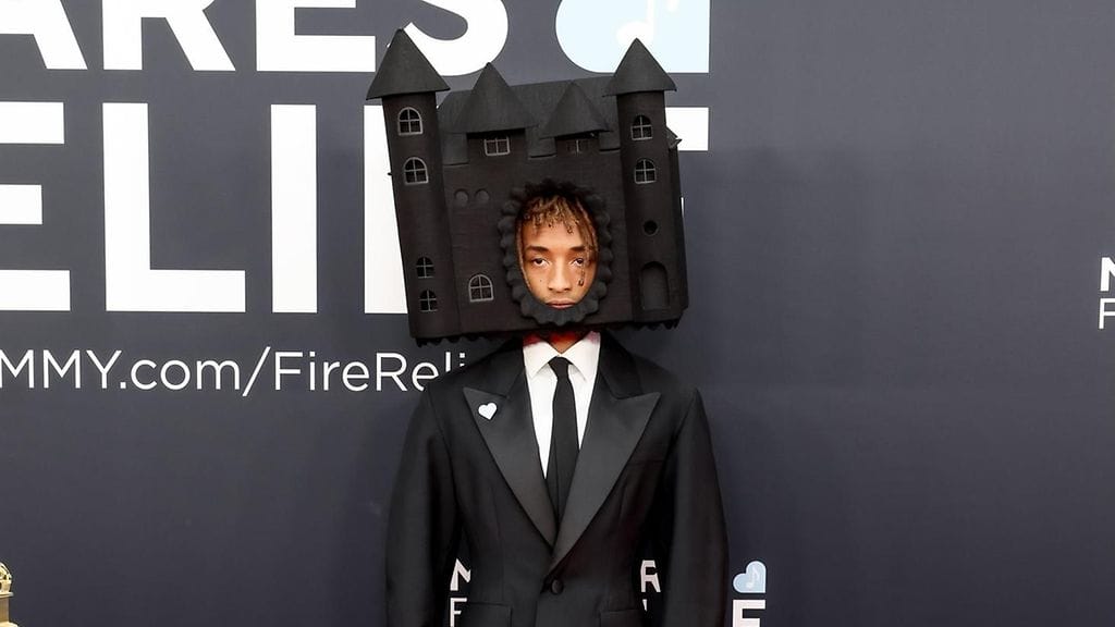 Jaden Smith esiintyi Grammyjen punaisella matolla Dora Adobin päähineessä.