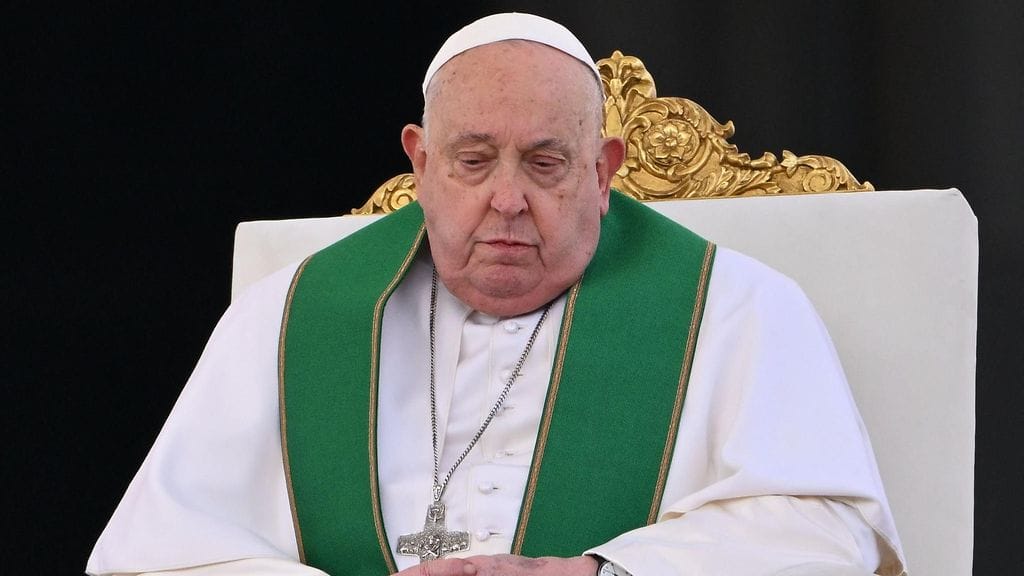 Kuvassa paavi Franciscus armeijan juhlavuoden messussa Pietarinaukiolla Vatikaanissa 9. helmikuuta.