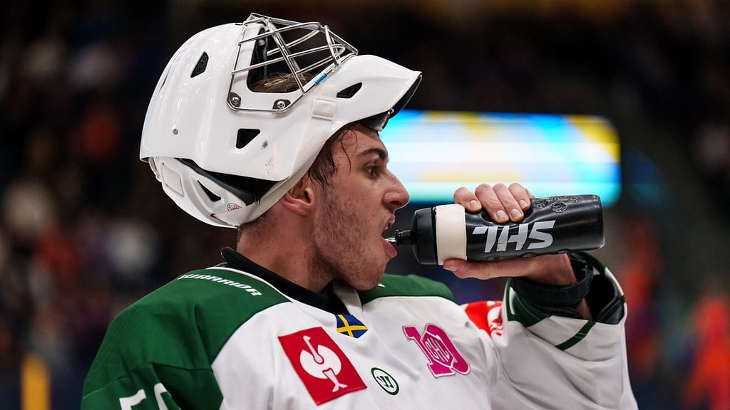 Damian Clara torjui Färjestadin maalilla syyskuun CHL:n ottelussa Tapparaa vastaan.