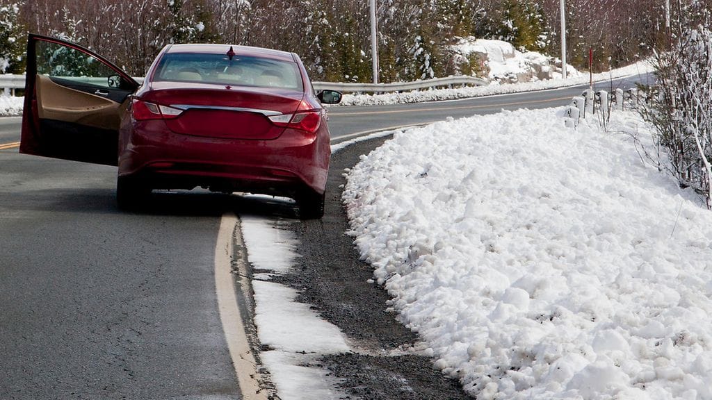 Pulassa olevaa autoilijaa ei kannata auttaa apuvirran avulla, vaan muilla keinoilla.