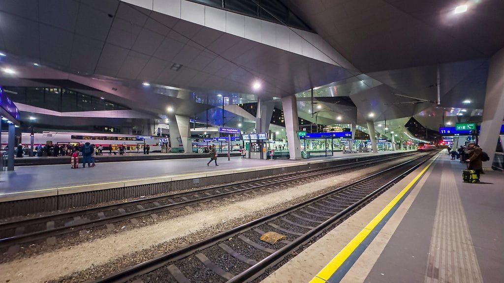 Kuvituskuvaa Wienin päärautatieasemalta.