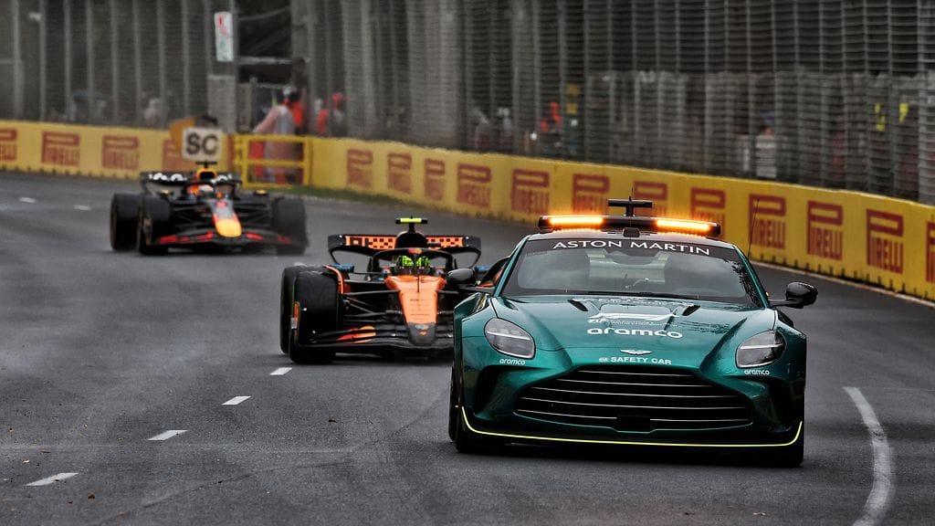 McLarenin Lando Norris (oranssi auto) ja Red Bullin Max Verstappen (joukon perällä) turva-auton takana.