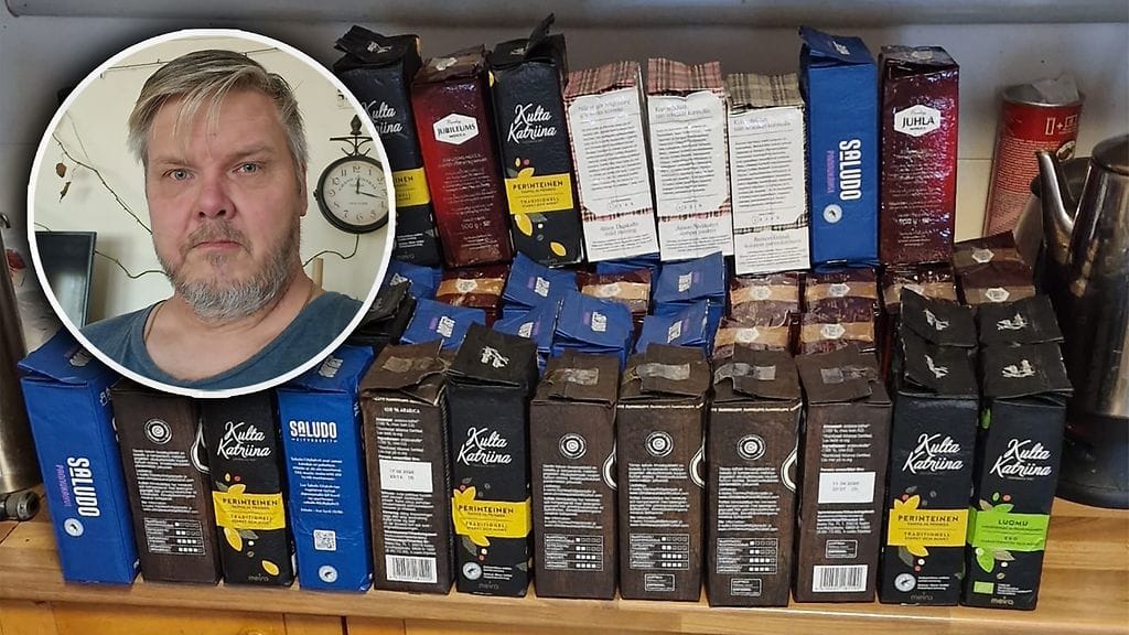 Kuvassa Jarkko Ravantti ja hänen kevään 2025 kahvikokoelmansa. Nyt Jarkon kaapissa on yli 70 pakettia Juhla Mokkaa.