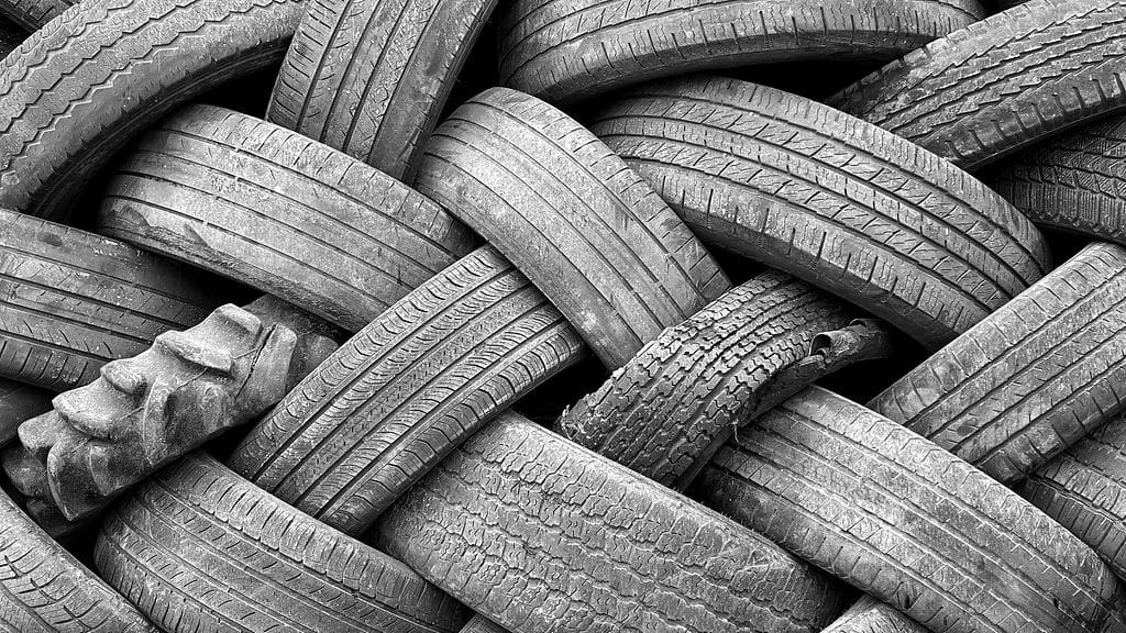 Moni suomalainen autoilija ajaa renkaansa loppuun.