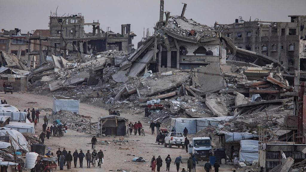 Palestiinalaiset kantavat tavaroitaan Gazan kaistalla 20. maaliskuuta 2025