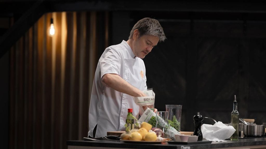 MasterChef Suomi -tuomari Henri Alén maustoi risoton basilikalla.