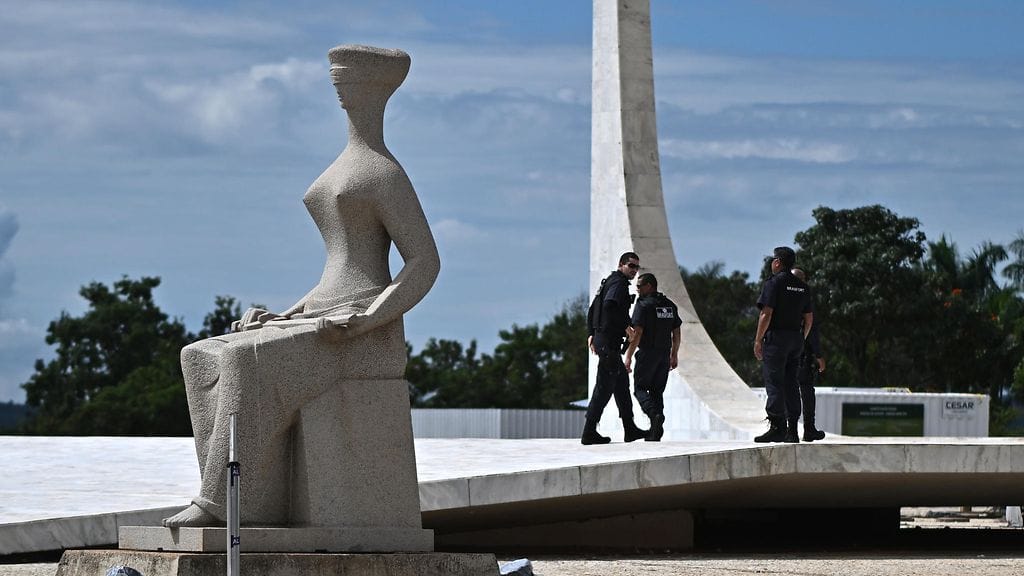 Patsas, johon Debora Rodrigues kirjoitti huulipunalla, sijaitsee Brasilian korkeimman oikeuden edessä.