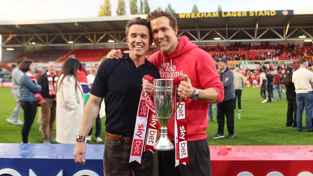 Wrexham-omistajat Rob McElhenney (vas.) ja Ryan Reynolds juhlivat kolmatta peräkkäistä sarjanousua.