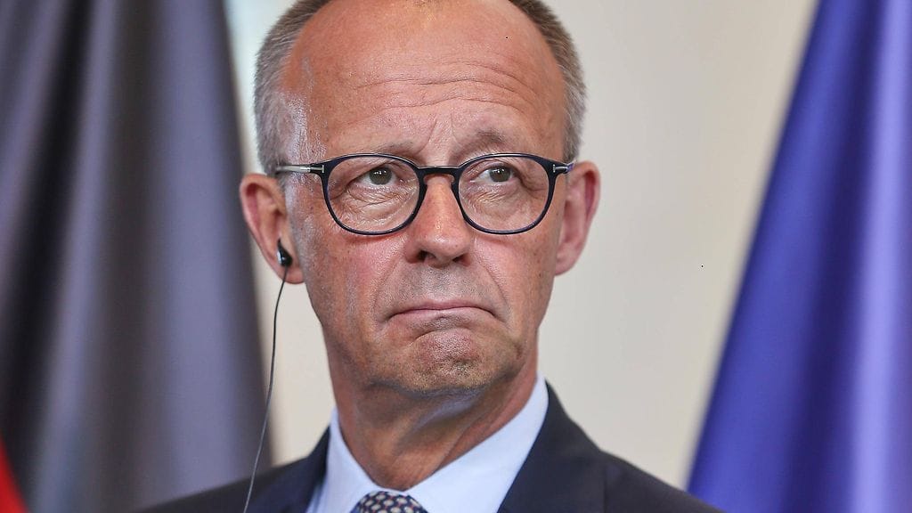 Saksan liittokansleri Friedrich Merziin kohdistuu tutkijan mukaan sisäpoliittista painetta.