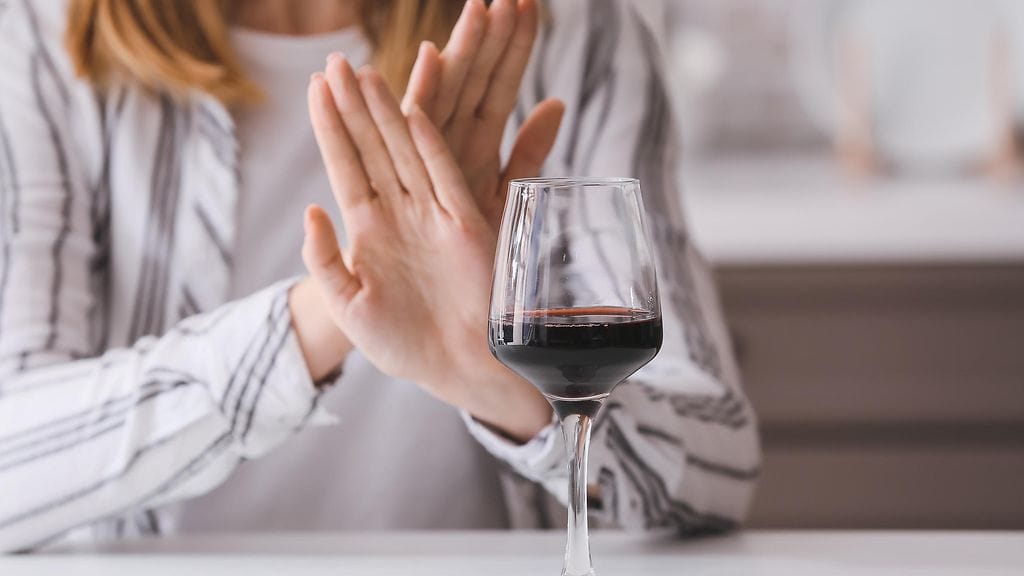 Alkoholia ei pidä nauttia yhdessä harmaamustesienten kanssa.