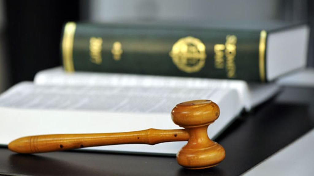 Syytteiden mukaan mies löi maaliskuussa äitiään puukolla yli 80 kertaa ja isäänsä yli 20 kertaa.