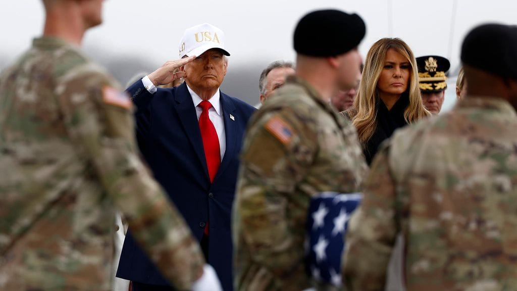 Presidentti Donald Trump ja puolisonsa Melania Trump tekivät kunniaa Iranissa kuolleelle yhdysvaltalaissotilaalle maaliskuussa 2026.