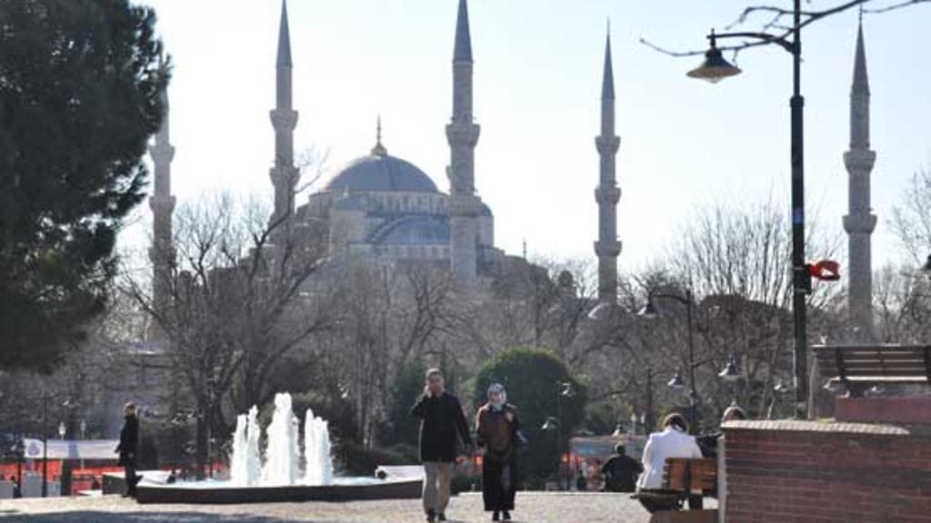 Suomalais-turkkilaisen pariskunnan elämä sujuu kahden kulttuurin polttopisteessä.