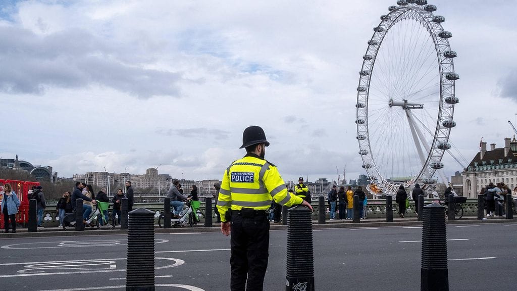 Terrorismin uhkatasoa Britanniassa nostettiin.