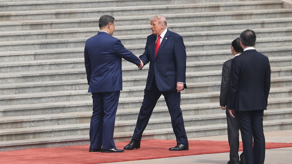 Kiinan presidentti Xi Jinping tervehtii Yhdysvaltain presidentti Donald Trumpia tervetuloseremoniassa Pekingissä, Kiinassa, 14. toukokuuta 2026.