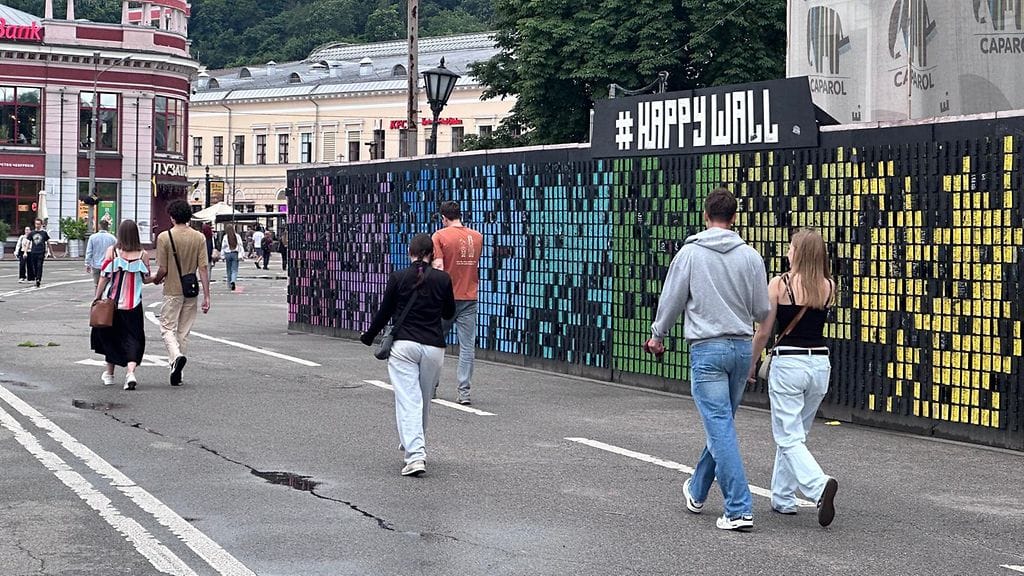 Ihmisiä Kiovan kadulla kesäkuussa 2026.