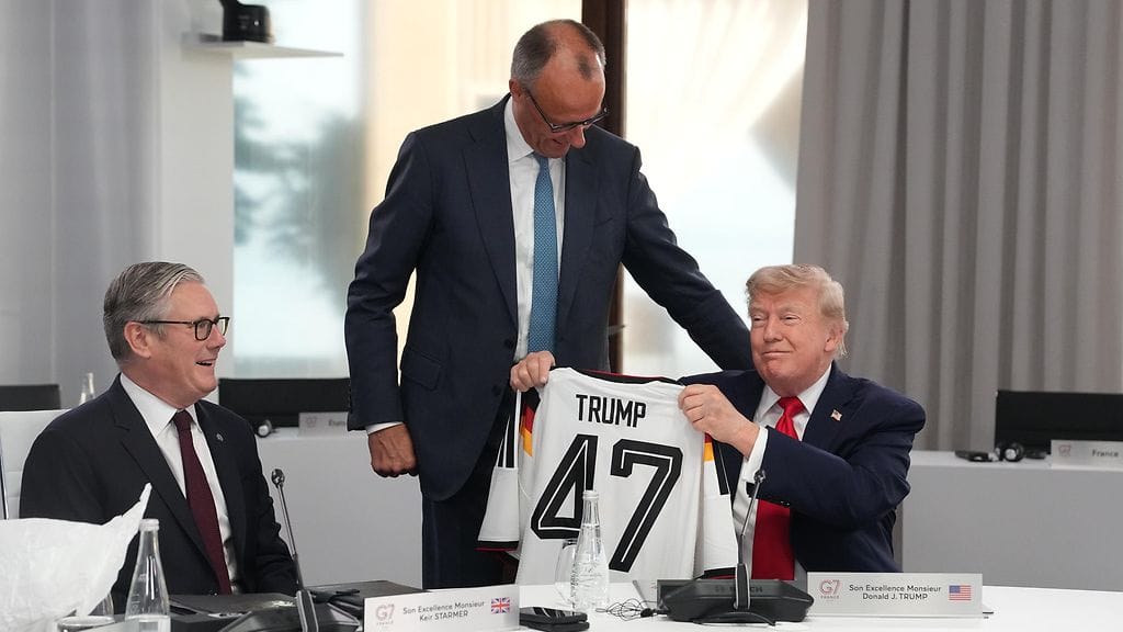 Presidentti Trump sai liittokansleri Merziltä syntymäpäivälahjaksi pelipaidan.
