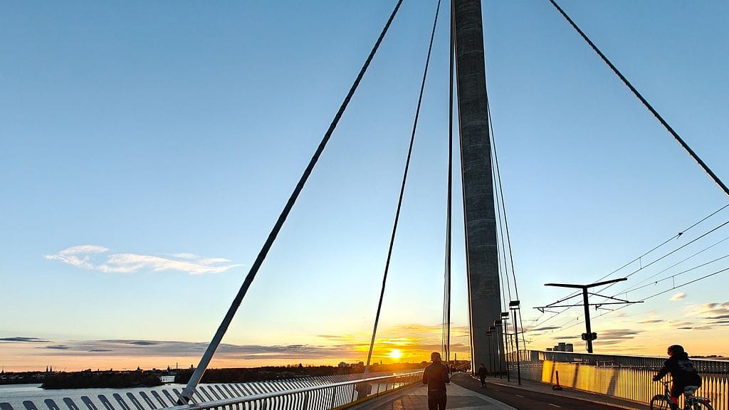 Kuvituskuva. Kruunuvuorensilta kuvattuna huhtikuussa.