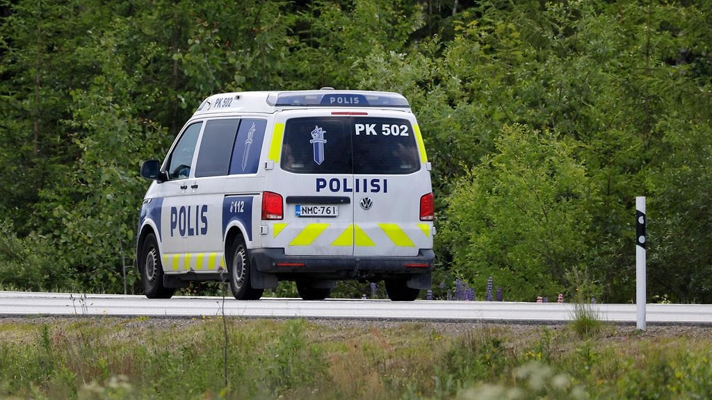 Auto suistui tieltä, pyörähti katon kautta ympäri ja osunut vielä puuhun Sodankylässä. Kuvituskuva.