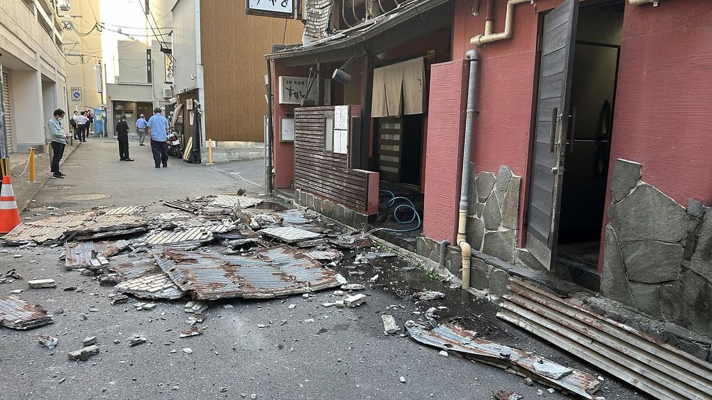 Ravintolan ulkoseinä sortui maanjäristyksen seurauksena Kumamoton kaupungissa Lounais-Japanissa 28. heinäkuuta 2026.