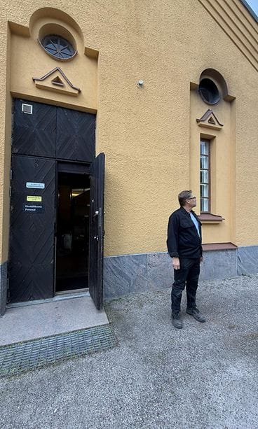 Tekniikkatyöntekijä ulkona